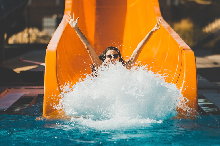 Ragazza in un gioco d'acqua al Caneva Aquapark