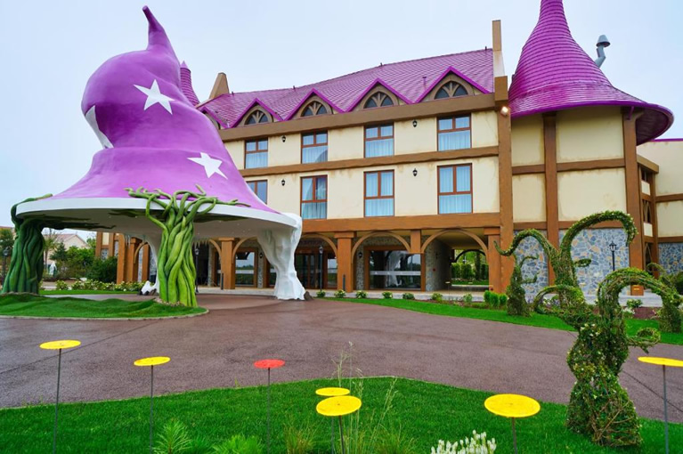 L'esterno dell'hotel Gardaland Magic Hotel dedicato al mondo delle magie