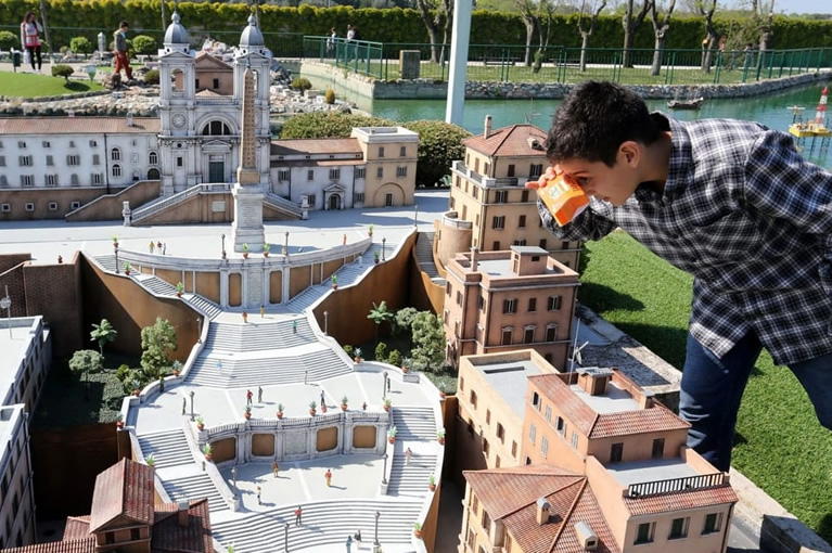 Un bambino nel parco tematico dell'Italia in miniatura