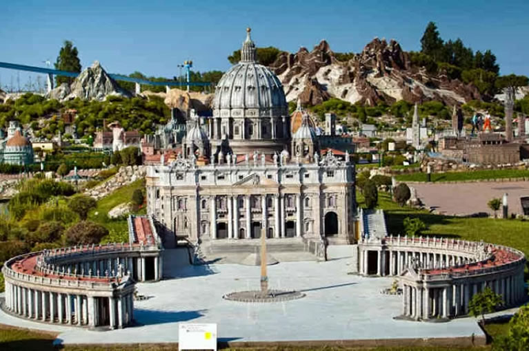 Rappresentazione di Piazza San Pietro nel parco tematico dell'Italia in miniatura