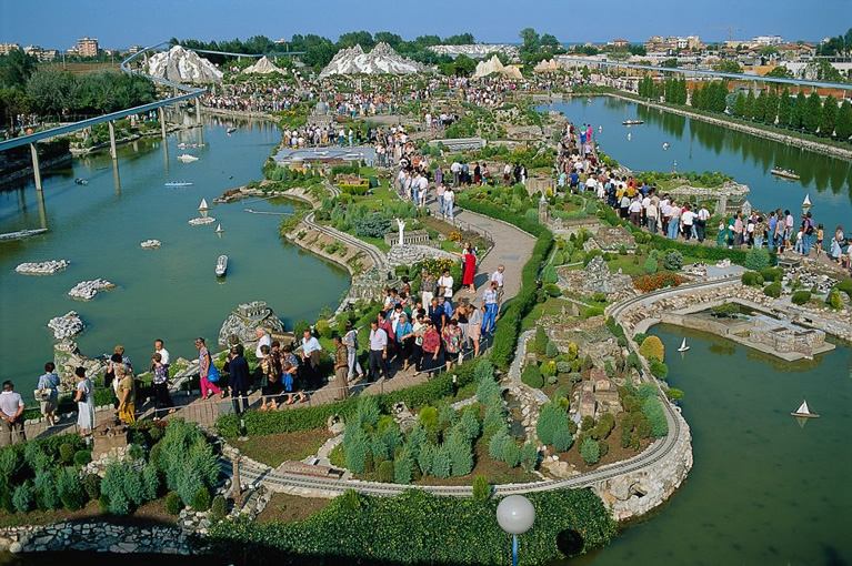Vista dall'alto del parco tematico dell'Italia in miniatura