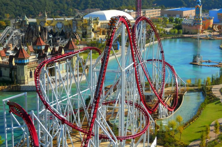 Una montagna russa di Magicland, il parco divertimenti di Roma