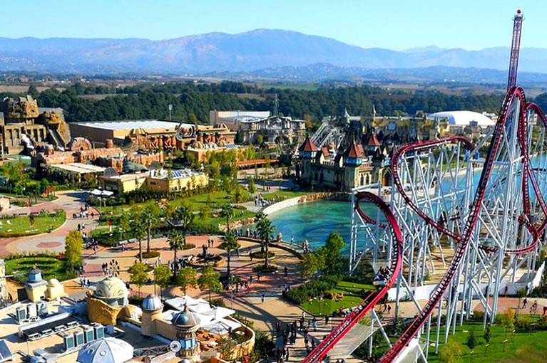 Vista dall'alto di Magicland, il parco divertimenti di Roma