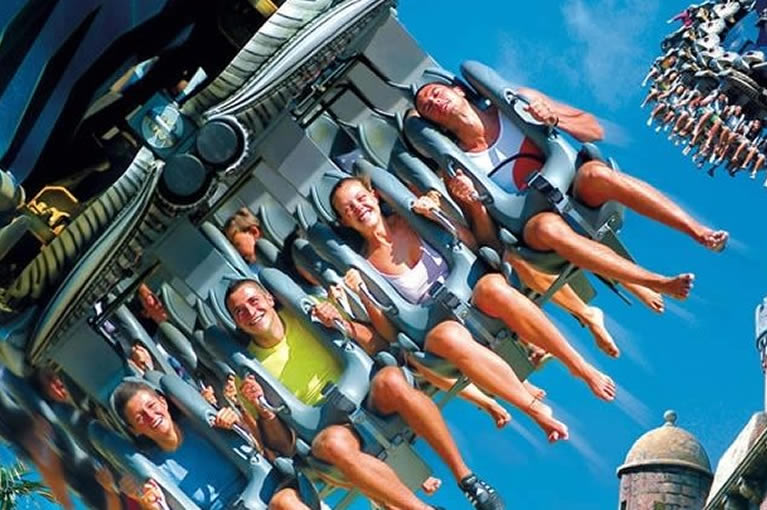 Ragazzi che si divertono a Mirabilandia