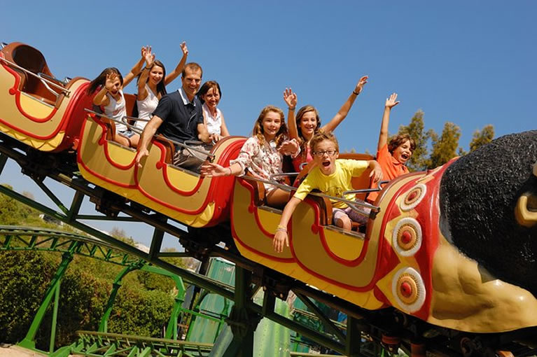 Bambini che si divertono al parco acquatico Zoomarine vicino Roma